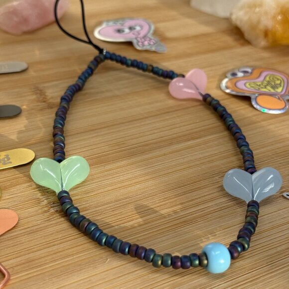 String Ting Pastel Hearts Beaded Phone Wristlet - Picture 3 of 5